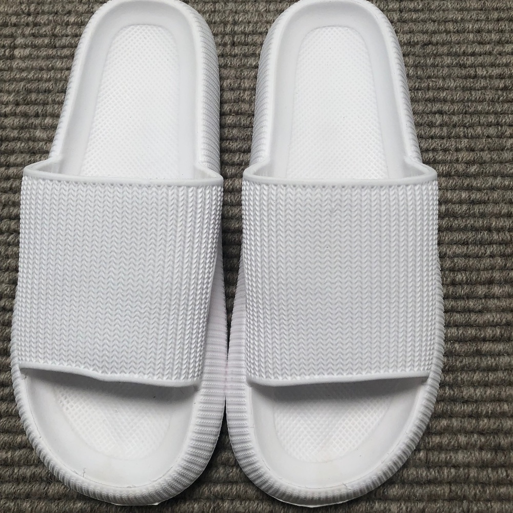 MEN'S SLIDES WHITE SIZE EUR 45 - 47 (US 11 - 14)
